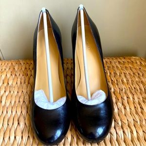 EUC Nine West Black Leather Stacked 3 inch Heel